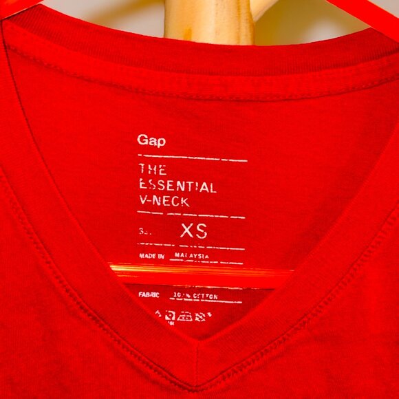 GAP Essential V-Neck Tee – Bright Red, XS - Picture 2 of 3